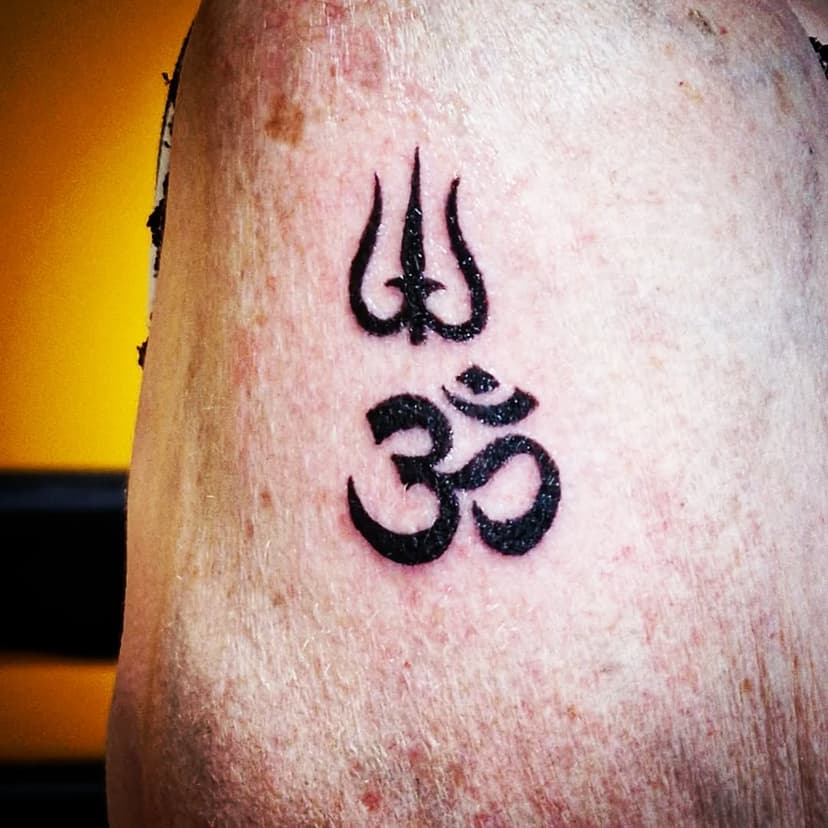 Tatouage de Noir Acier Tattoo Shop