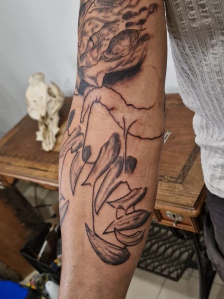 Tatouage de Noir Acier Tattoo Shop