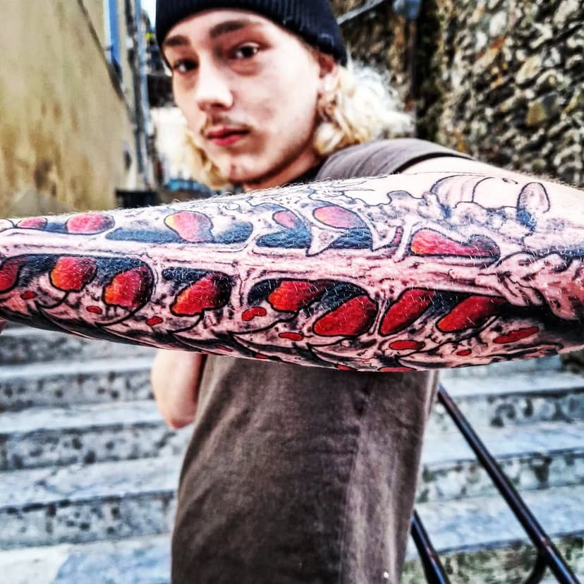 Tatouage de Noir Acier Tattoo Shop