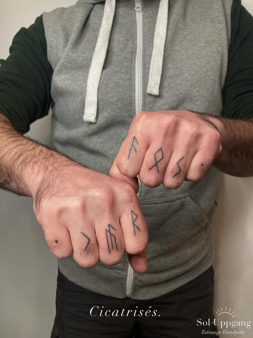 Tatouage de Tatouage Handpoke - Sol Uppgang