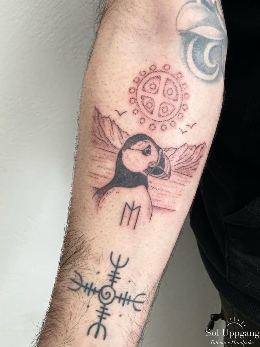 Tatouage de Tatouage Handpoke - Sol Uppgang