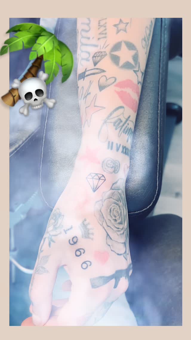 Tatouage de black light tattoo