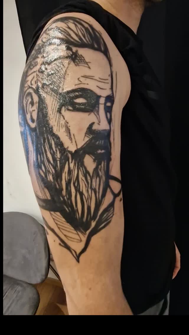 Tatouage par Cherry Ink.