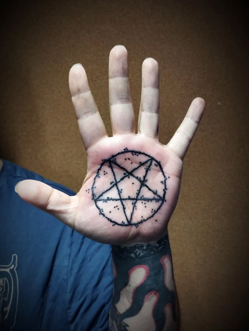 Tatouage de Fallen Swallow Tattoo