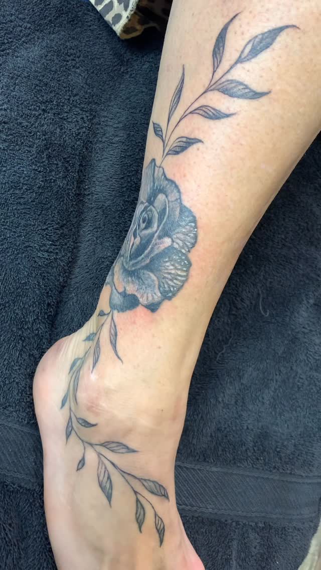 Tatouage par Jull’s • tatouages sur mesure et tattoo covers