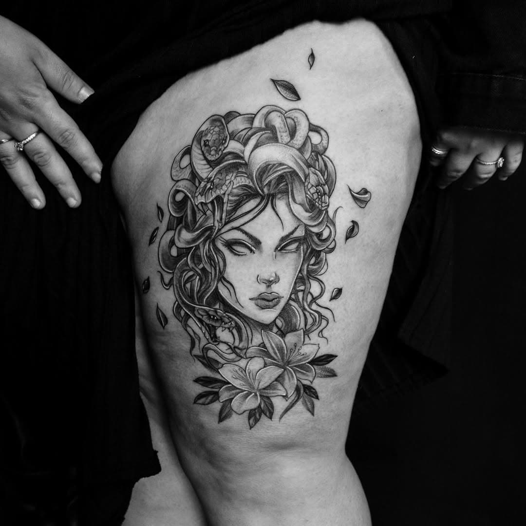 Tatouage par Kaarbon 14 Tattoo Club