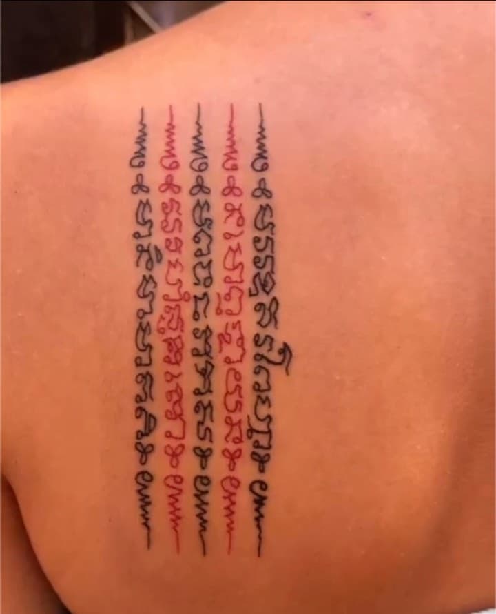 Tatouage de La dague fleurie - Familia Moraes tattoo