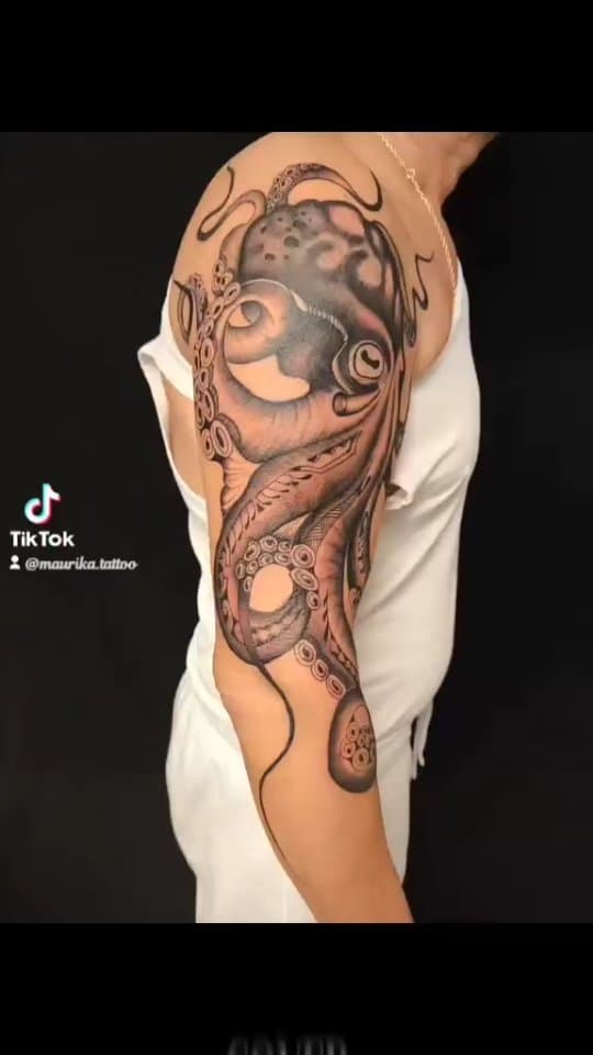 Tatouage de MAURIKA TATTOO