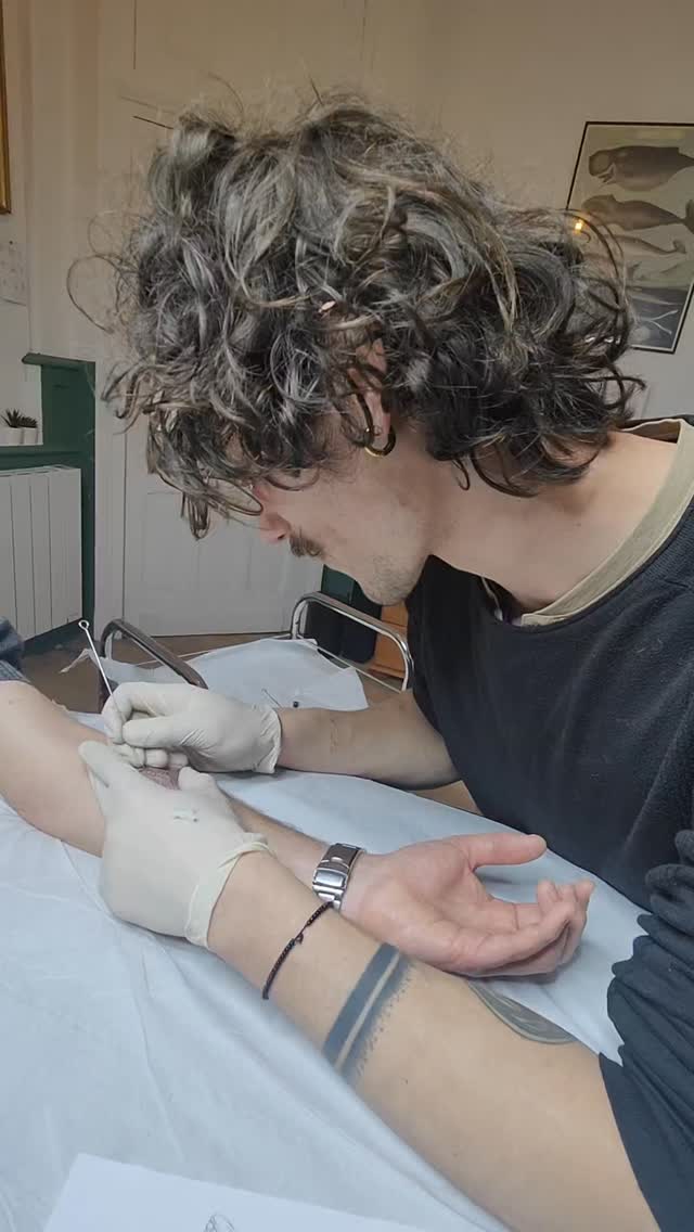 Tatouage par Ohm Relic Handpoke Tattoo