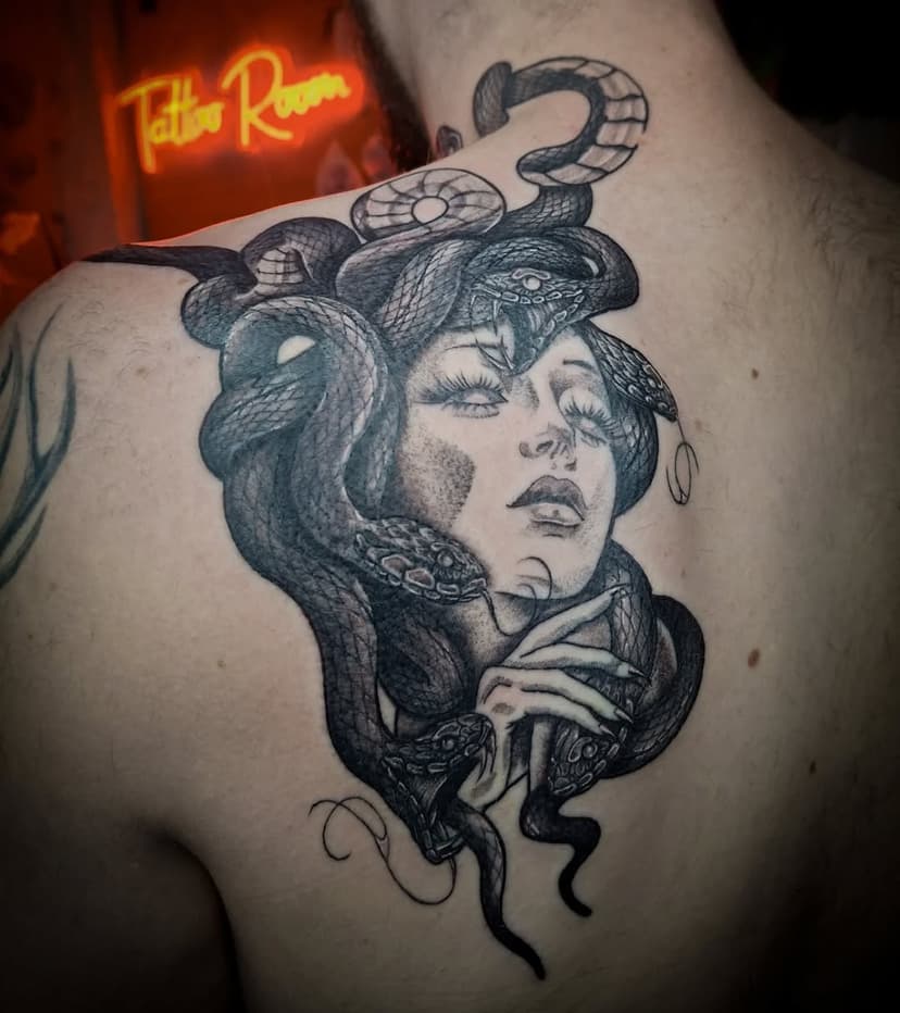 Tatouage de Rose Mortelle Tattoo&Nails