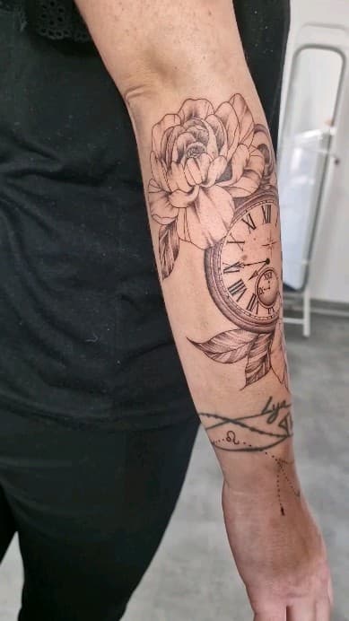 Tatouage de Studio Adora Tattoo France