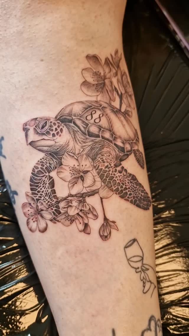 Tatouage de Studio Adora Tattoo France