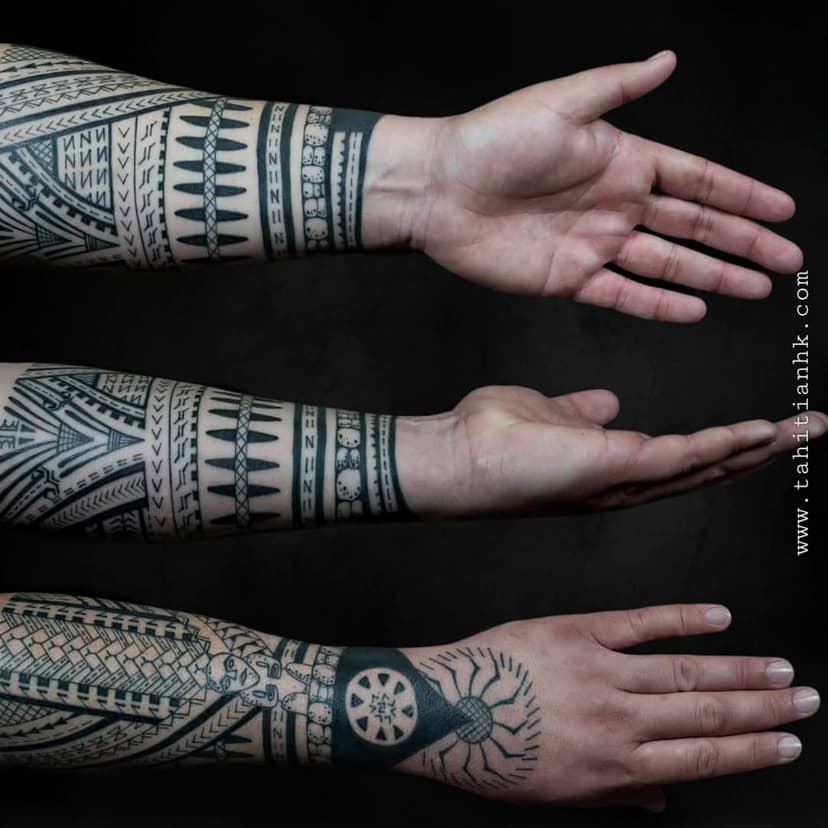 Tatouage de Tahitian HK Tattoo