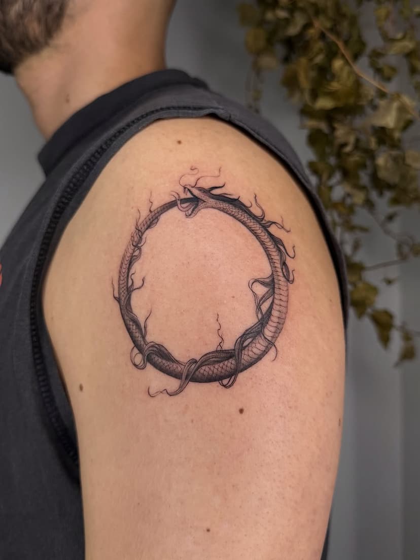 Tatouage de Sombre Eclair Tattoo Shop