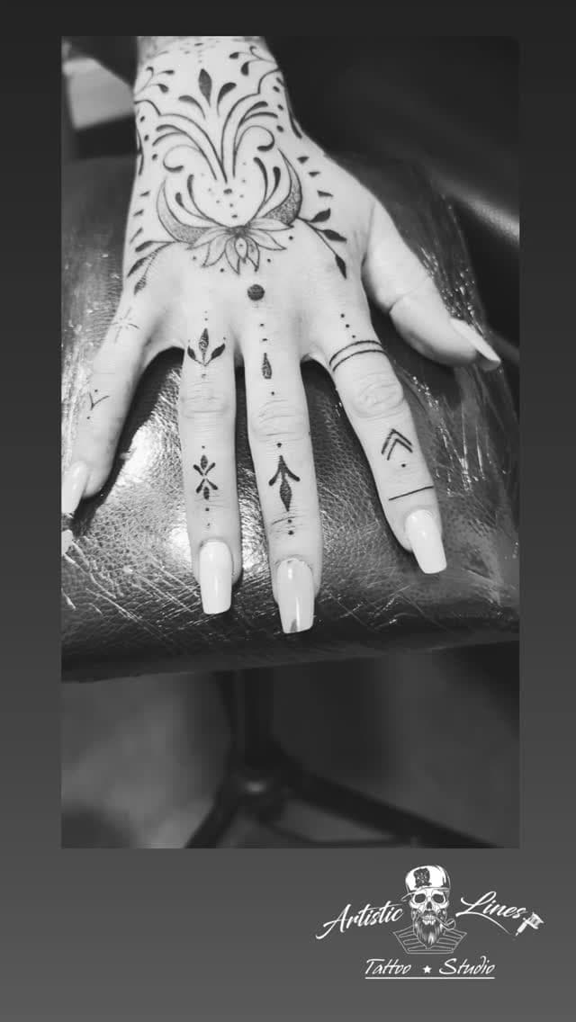 Tatouage de Artistic Lines Tattoo Studio