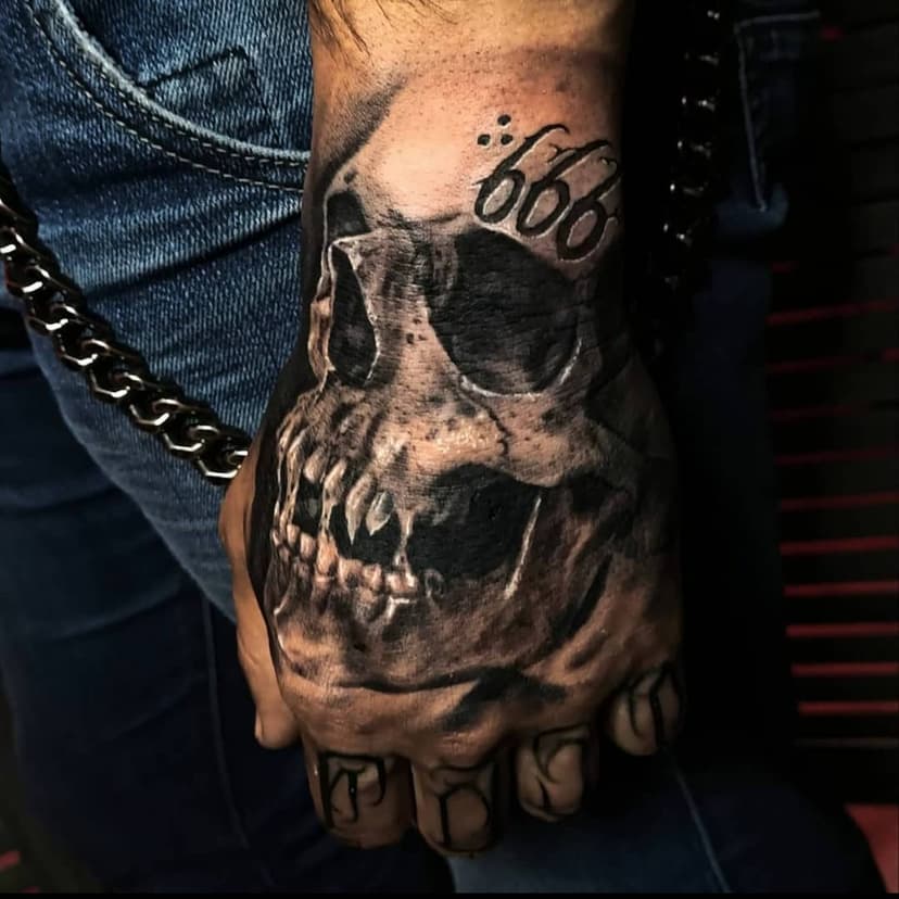 Tatouage de KT Kustom Tattoo